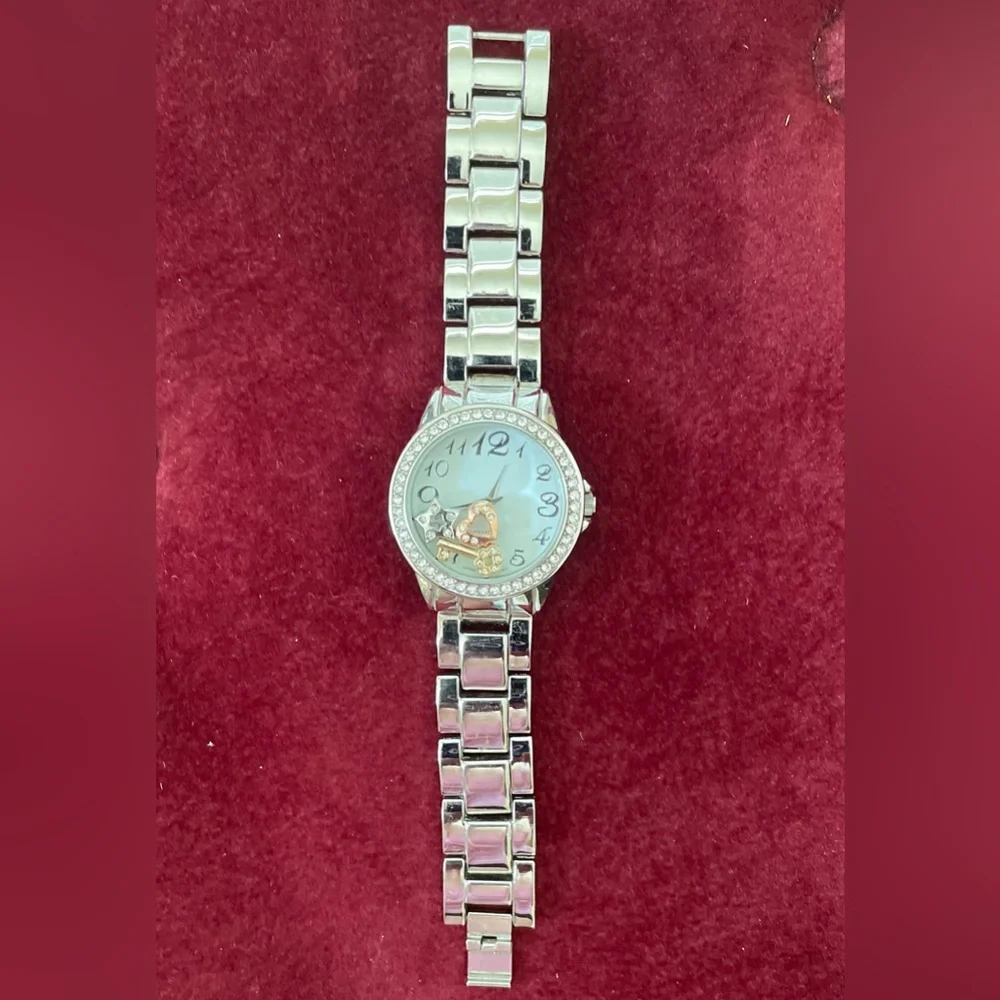 VGC Vintage AVON Floating Charms Silver tone Wristwatch. - Picture 4 of 16